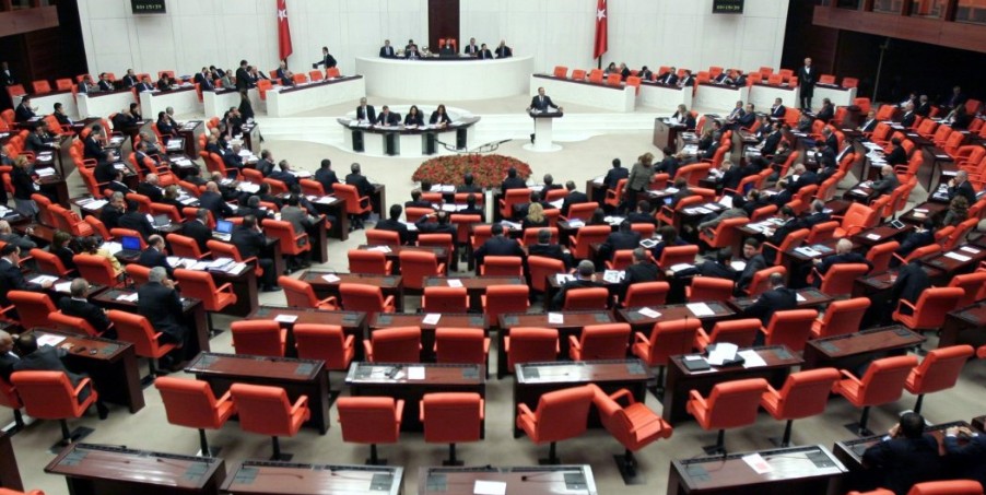 Τον πήρα σηκωτό: Αστυνομικοί συνέλαβαν τον Γεργκερλίογλου μέσα από τη Βουλή της Τουρκίας